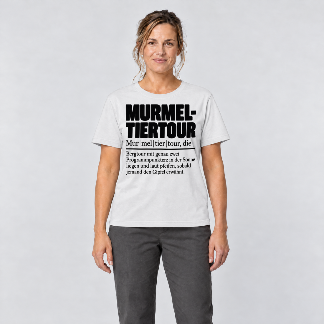 Frau trägt Murmeltiertour – T-Shirt Unisex in Weiß, Ansicht von vorn