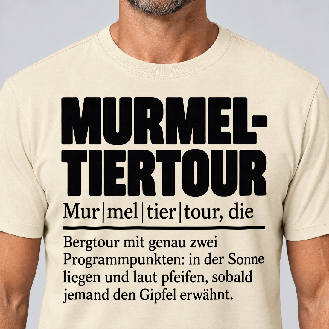 Nahaufnahme des Drucks: Murmeltiertour – T-Shirt Unisex in Natur, von einem Mann getragen