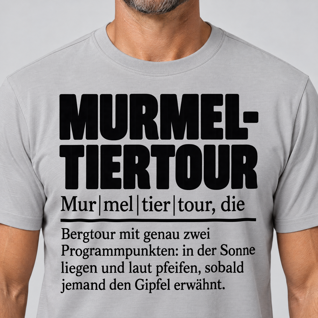 Nahaufnahme des Drucks: Murmeltiertour – T-Shirt Unisex in Hellgrau, von einem Mann getragen