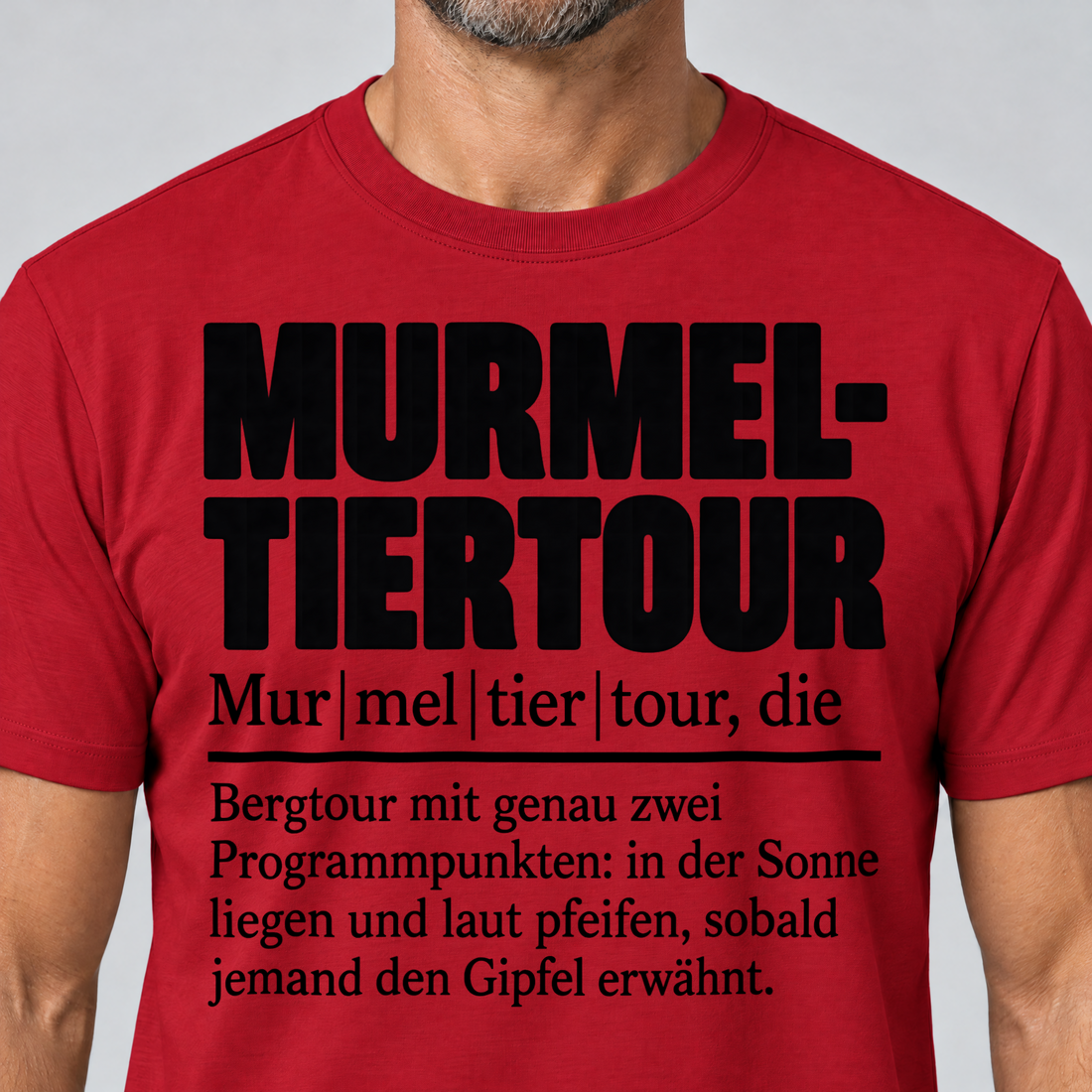 Nahaufnahme des Drucks: Murmeltiertour – T-Shirt Unisex in Rot, von einem Mann getragen