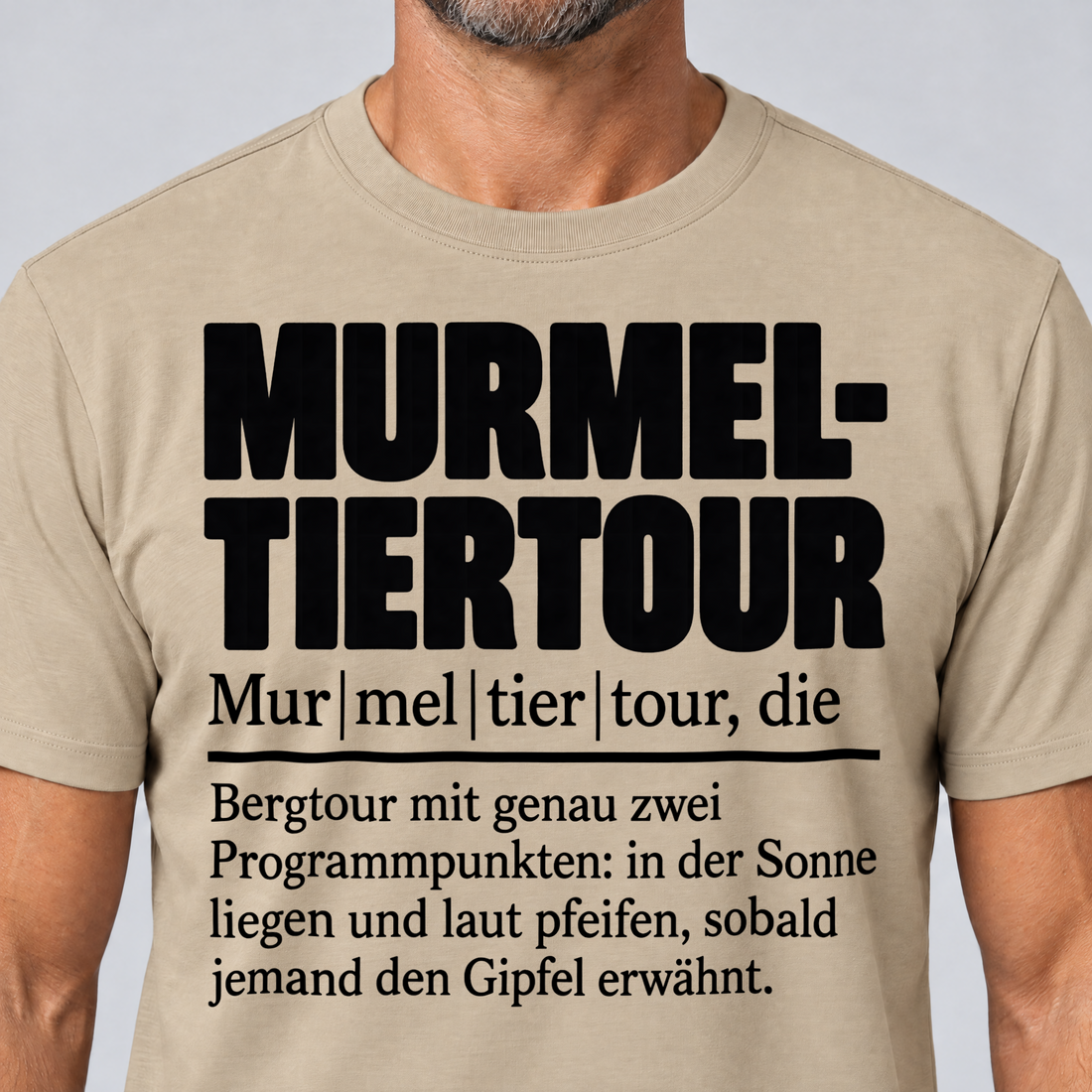 Nahaufnahme des Drucks: Murmeltiertour – T-Shirt Unisex in Sand, von einem Mann getragen