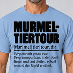Nahaufnahme des Drucks: Murmeltiertour – T-Shirt Unisex in Himmelblau, von einem Mann getragen