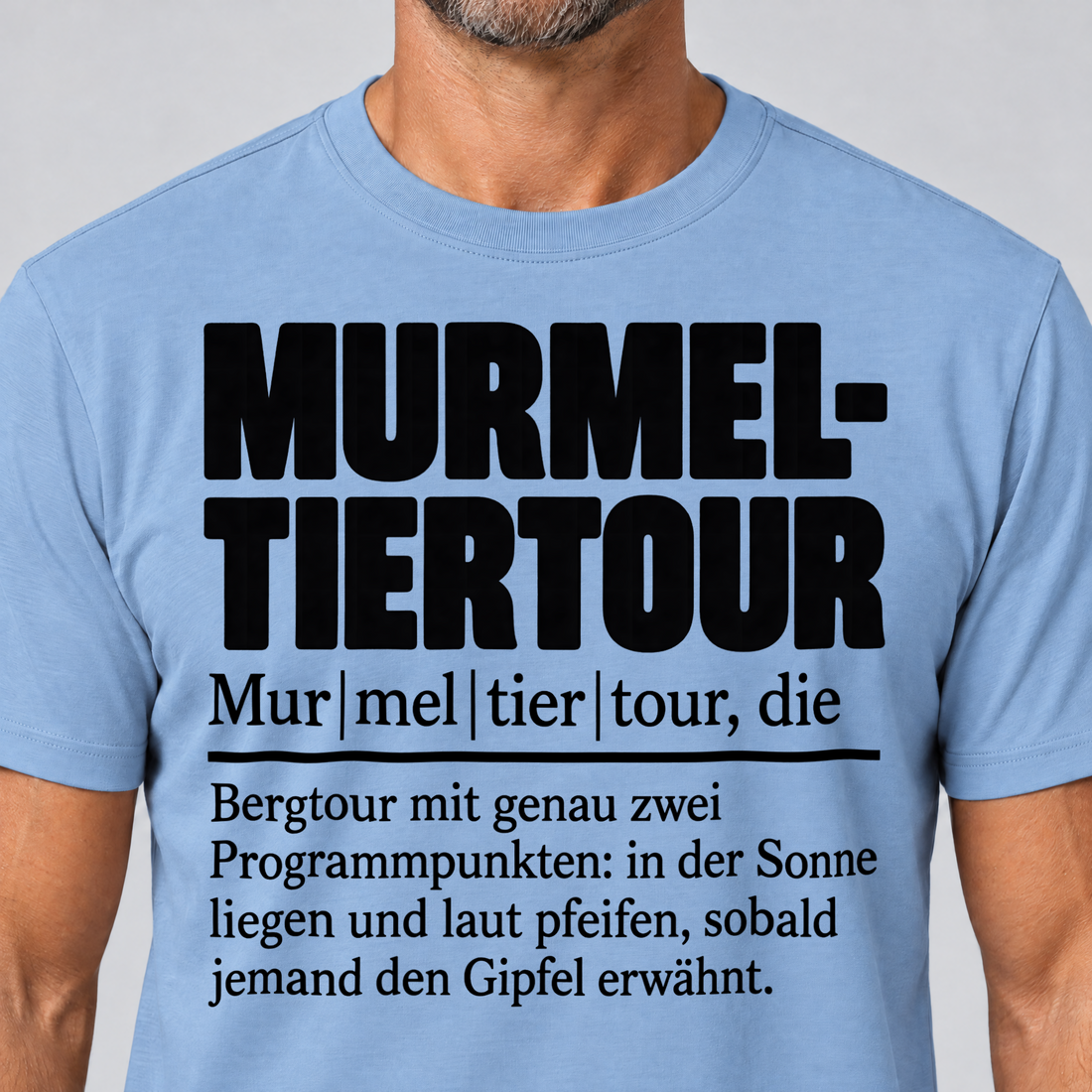Nahaufnahme des Drucks: Murmeltiertour – T-Shirt Unisex in Himmelblau, von einem Mann getragen