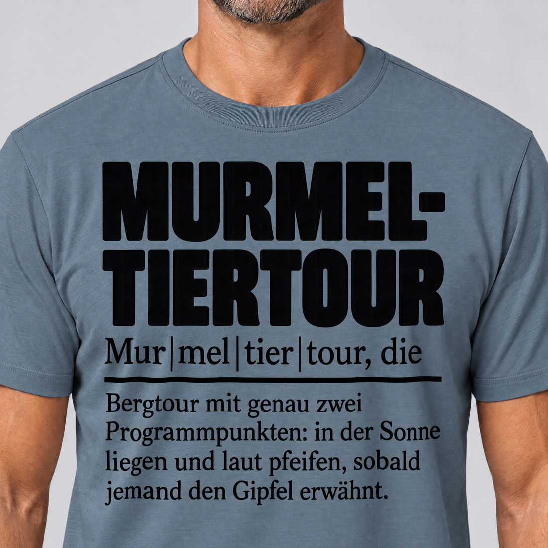 Nahaufnahme des Drucks: Murmeltiertour – T-Shirt Unisex in Steinblau, von einem Mann getragen