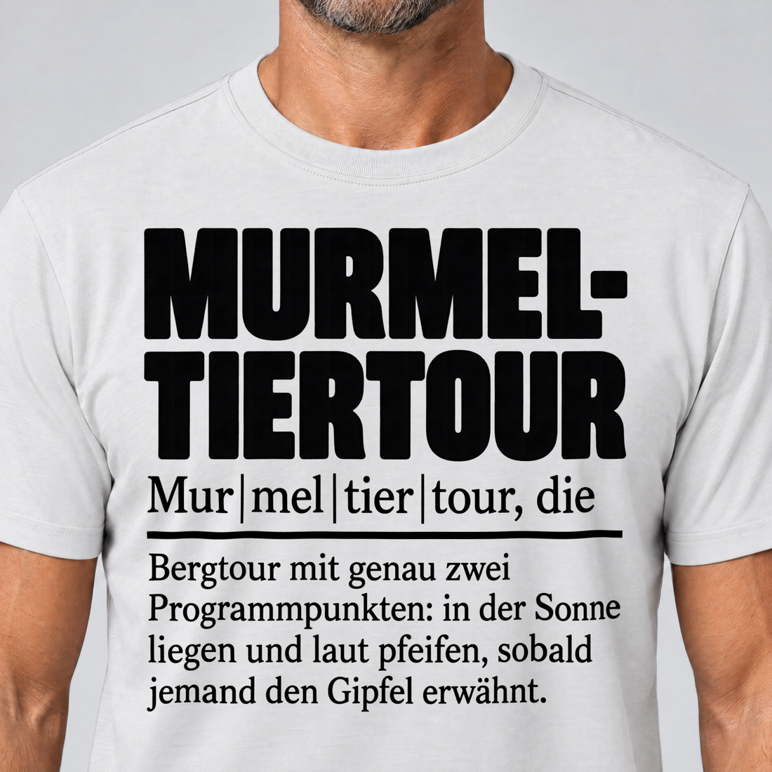 Nahaufnahme des Drucks: Murmeltiertour – T-Shirt Unisex in Weiß, von einem Mann getragen