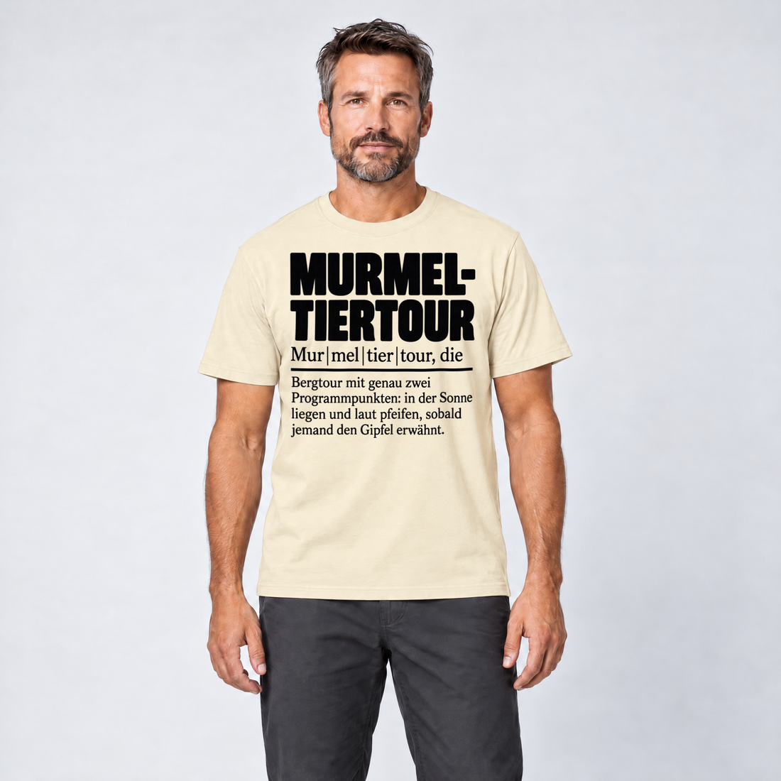 Mann trägt Murmeltiertour – T-Shirt Unisex in Natur, Ansicht von vorn