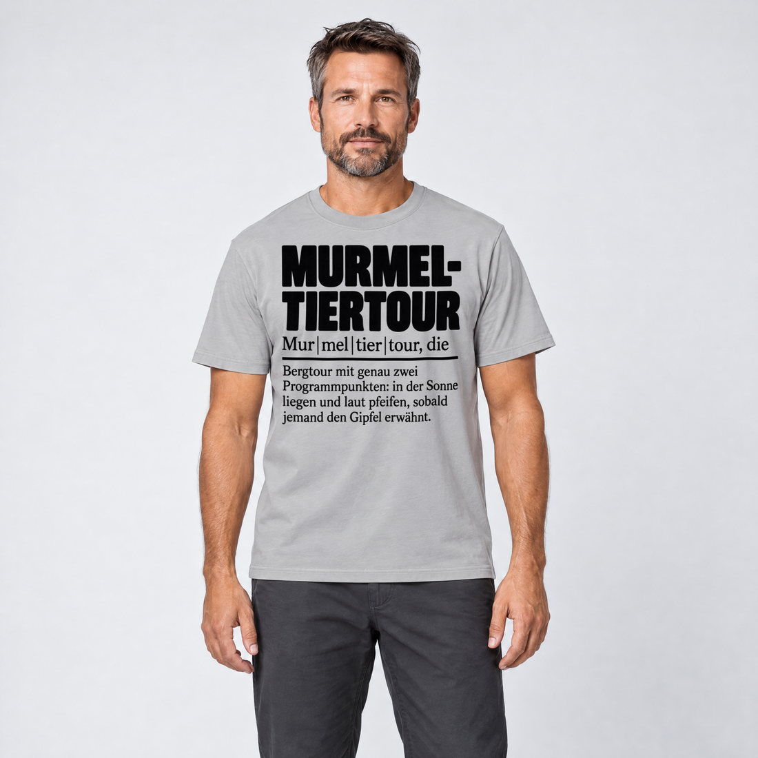 Mann trägt Murmeltiertour – T-Shirt Unisex in Hellgrau, Ansicht von vorn