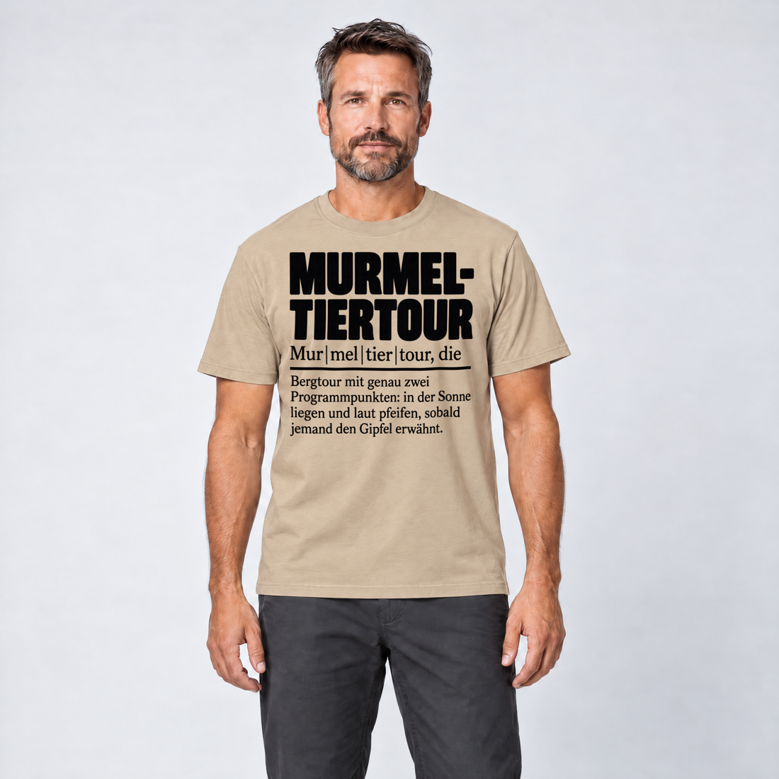 Mann trägt Murmeltiertour – T-Shirt Unisex in Sand, Ansicht von vorn