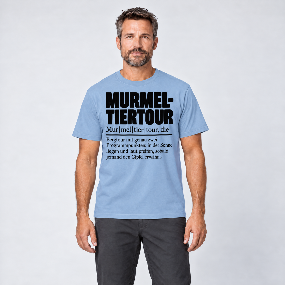 Mann trägt Murmeltiertour – T-Shirt Unisex in Himmelblau, Ansicht von vorn