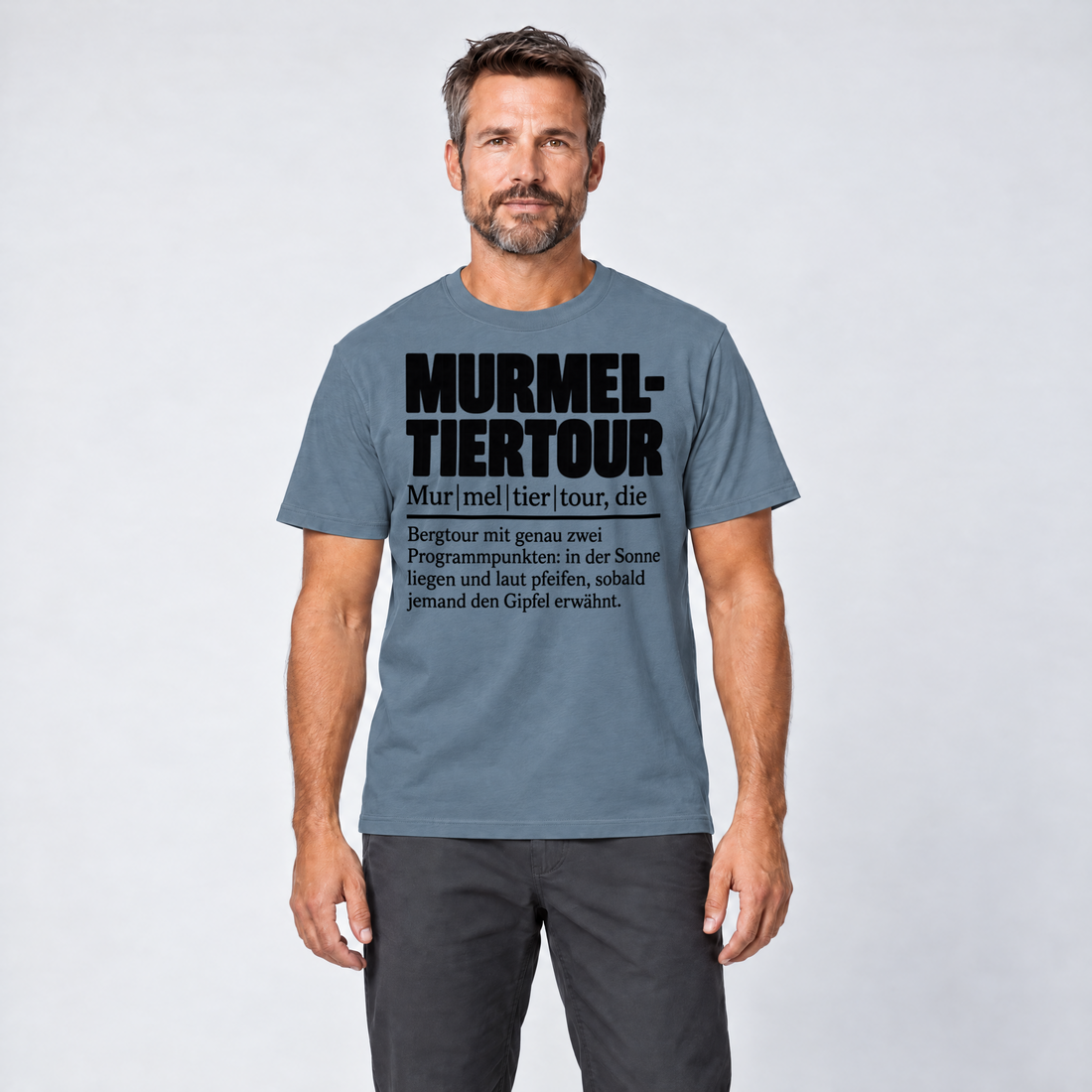 Mann trägt Murmeltiertour – T-Shirt Unisex in Steinblau, Ansicht von vorn