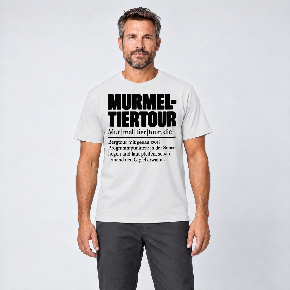 Mann trägt Murmeltiertour – T-Shirt Unisex in Weiß, Ansicht von vorn