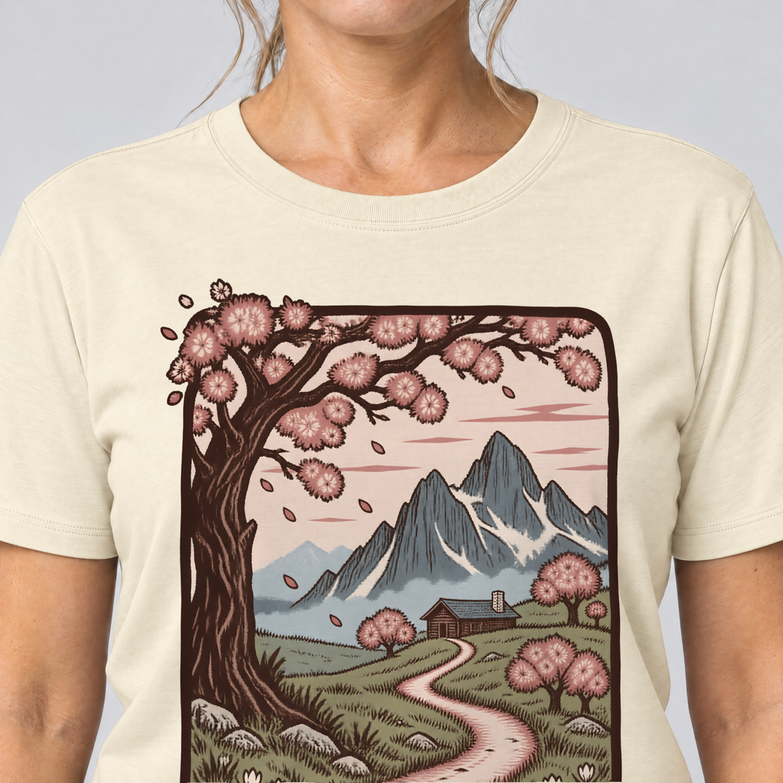 Nahaufnahme des Drucks: Almweg zur Hütte – T-Shirt Unisex in Natur, von einer Frau getragen