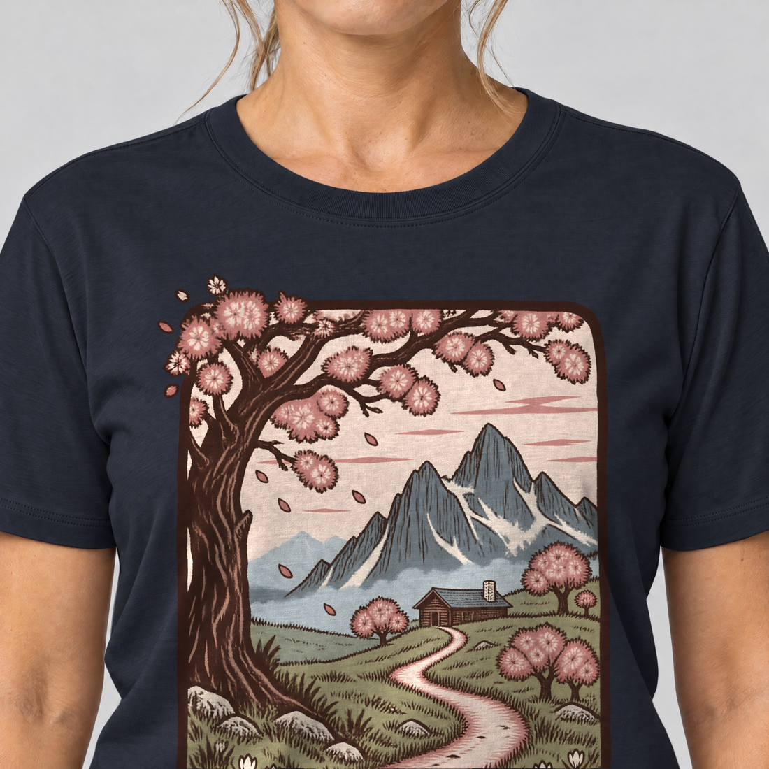Nahaufnahme des Drucks: Almweg zur Hütte – T-Shirt Unisex in Navy, von einer Frau getragen