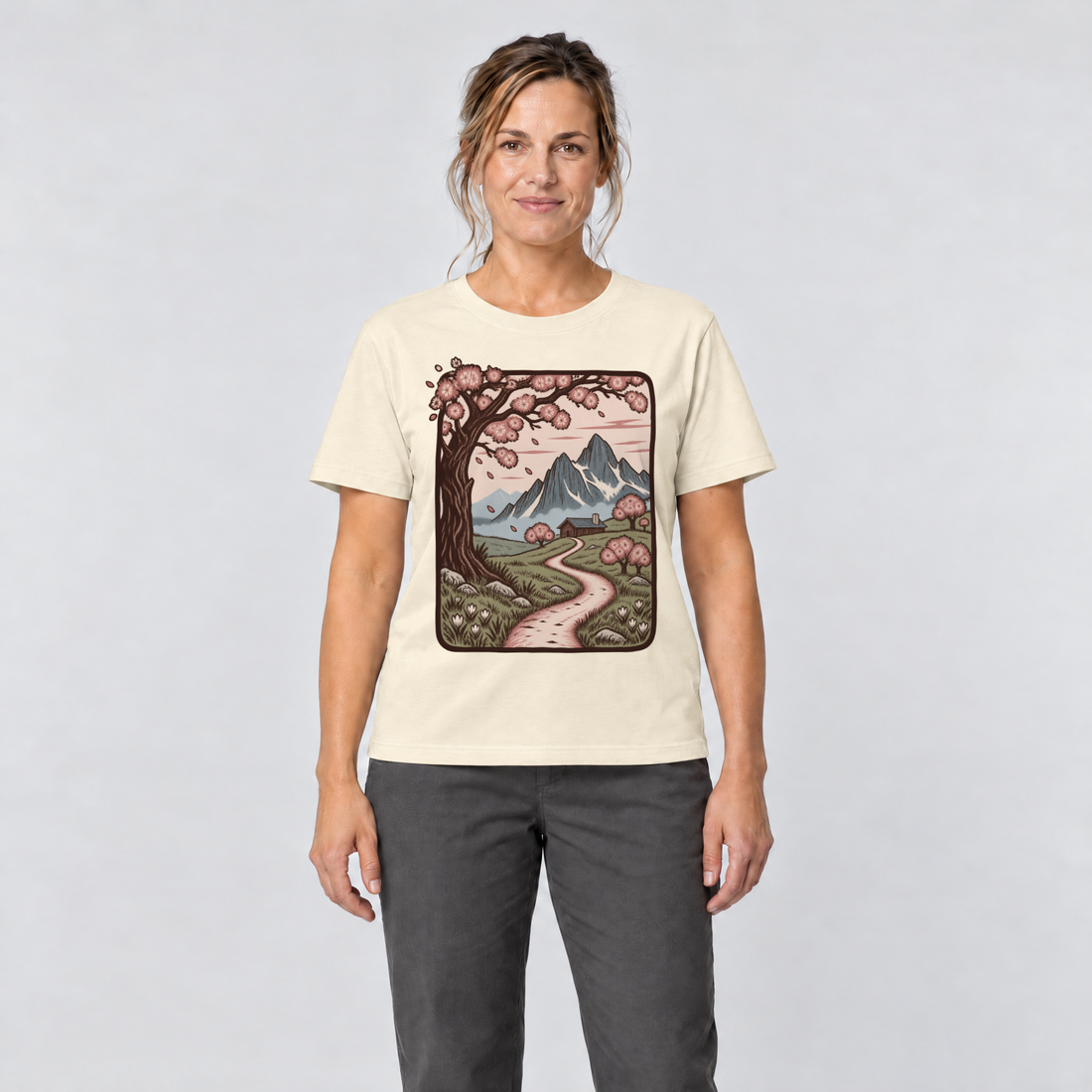 Frau trägt Almweg zur Hütte – T-Shirt Unisex in Natur, Ansicht von vorn