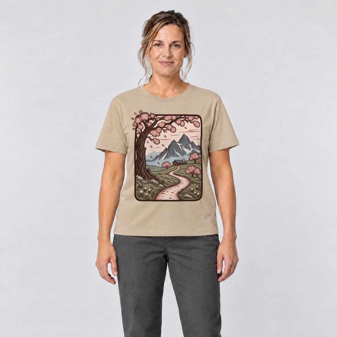 Frau trägt Almweg zur Hütte – T-Shirt Unisex in Sand, Ansicht von vorn