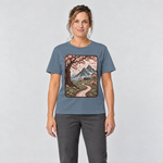 Frau trägt Almweg zur Hütte – T-Shirt Unisex in Steinblau, Ansicht von vorn