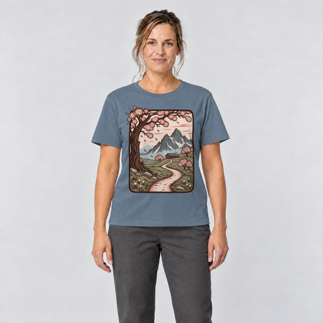 Frau trägt Almweg zur Hütte – T-Shirt Unisex in Steinblau, Ansicht von vorn