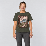 Frau trägt Almweg zur Hütte – T-Shirt Unisex in Oliv, Ansicht von vorn
