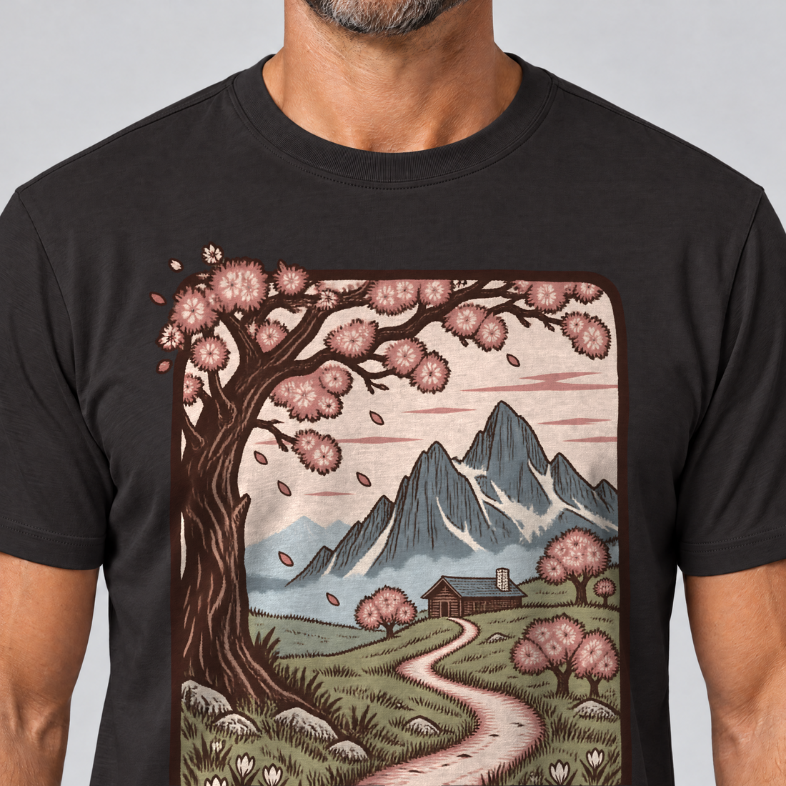 Nahaufnahme des Drucks: Almweg zur Hütte – T-Shirt Unisex in Schwarz, von einem Mann getragen