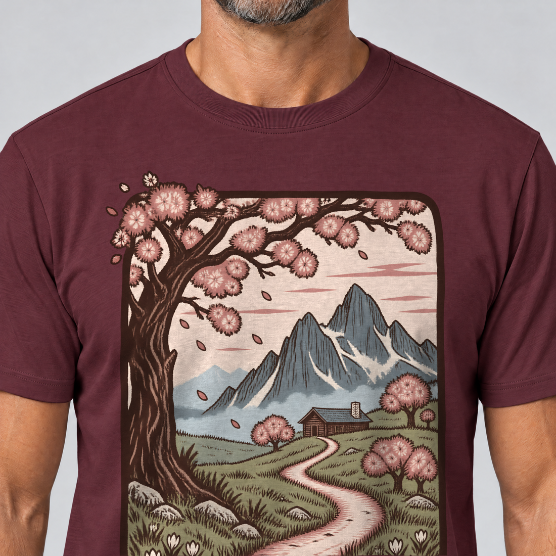 Nahaufnahme des Drucks: Almweg zur Hütte – T-Shirt Unisex in Bordeaux, von einem Mann getragen