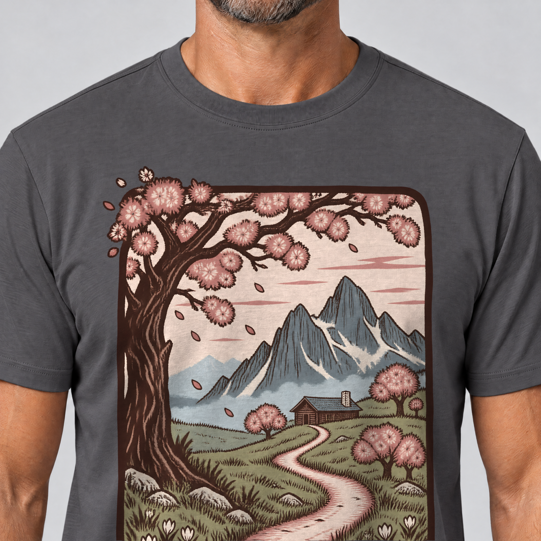 Nahaufnahme des Drucks: Almweg zur Hütte – T-Shirt Unisex in Dunkelgrau, von einem Mann getragen