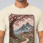 Nahaufnahme des Drucks: Almweg zur Hütte – T-Shirt Unisex in Natur, von einem Mann getragen