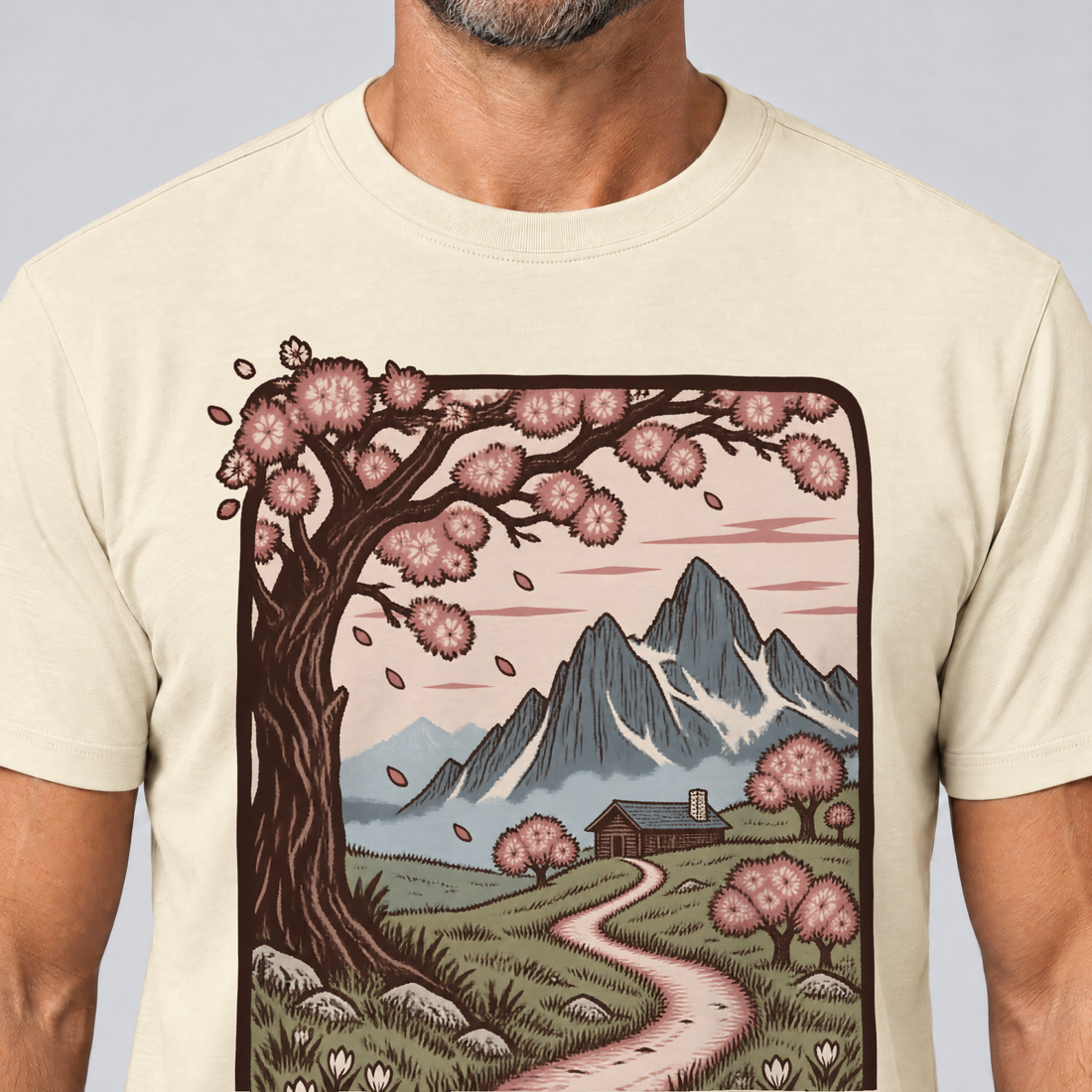 Nahaufnahme des Drucks: Almweg zur Hütte – T-Shirt Unisex in Natur, von einem Mann getragen