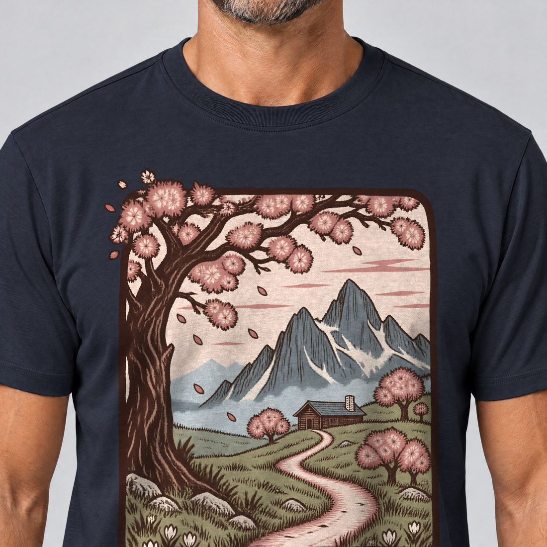 Nahaufnahme des Drucks: Almweg zur Hütte – T-Shirt Unisex in Navy, von einem Mann getragen