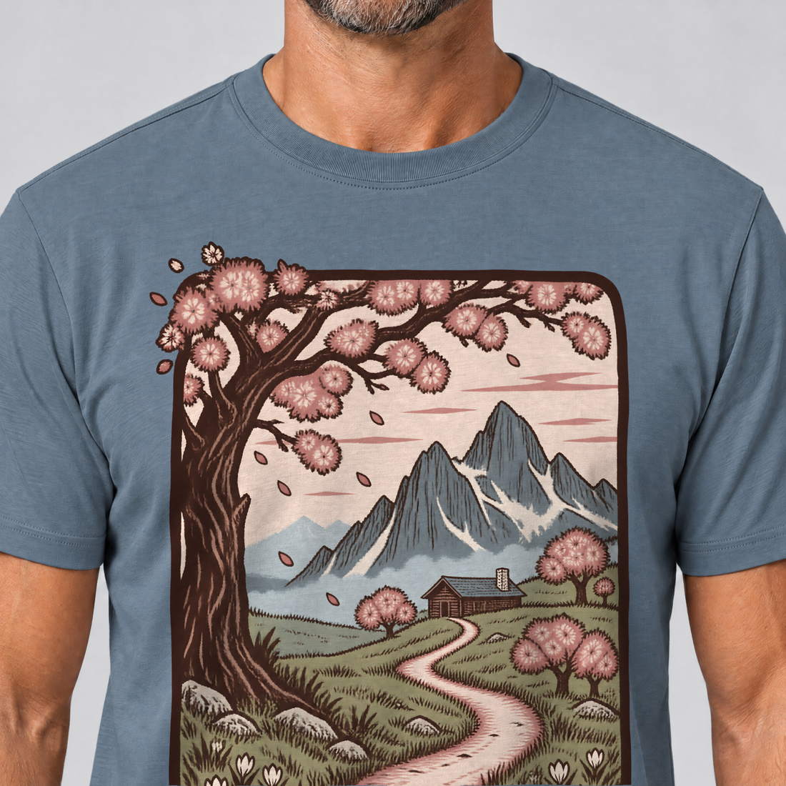 Nahaufnahme des Drucks: Almweg zur Hütte – T-Shirt Unisex in Steinblau, von einem Mann getragen