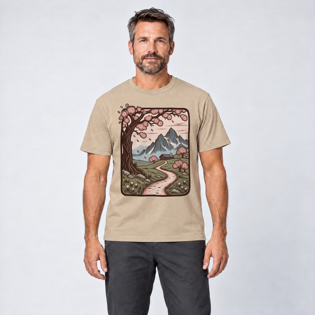 Mann trägt Almweg zur Hütte – T-Shirt Unisex in Sand, Ansicht von vorn