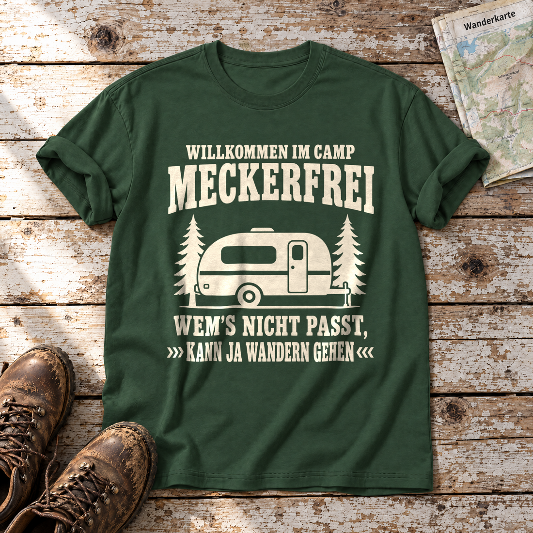 Kann ja wandern gehen – T-Shirt Unisex in Flaschengrün, flach liegend auf alten Holzbrettern mit Wanderschuhen und Wanderkarte.