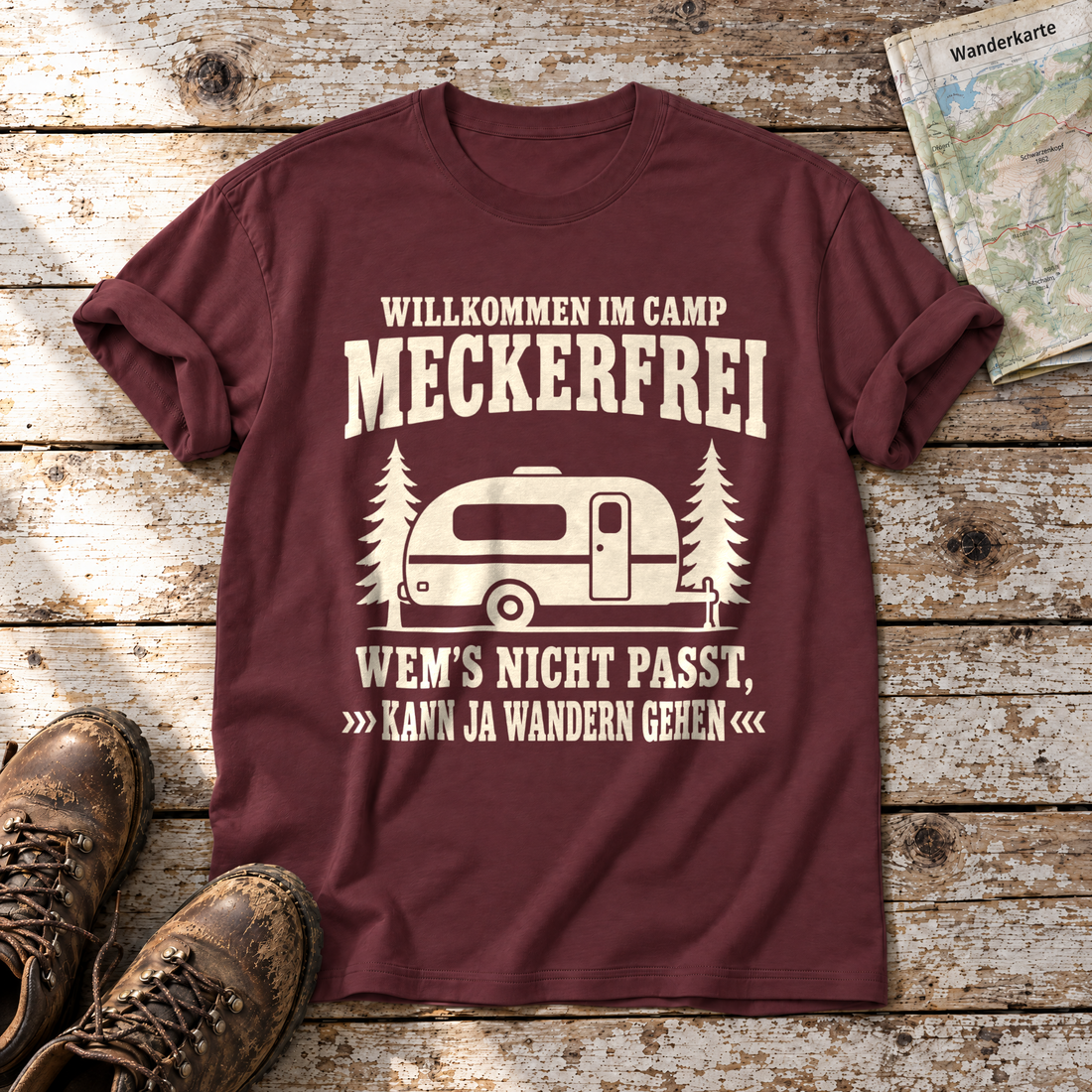 Kann ja wandern gehen – T-Shirt Unisex in Bordeaux, flach liegend auf alten Holzbrettern mit Wanderschuhen und Wanderkarte.