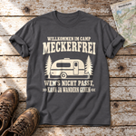 Kann ja wandern gehen – T-Shirt Unisex in Dunkelgrau, flach liegend auf alten Holzbrettern mit Wanderschuhen und Wanderkarte.