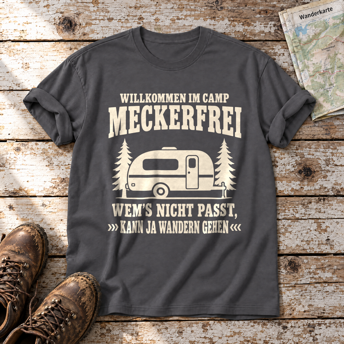 Kann ja wandern gehen – T-Shirt Unisex in Dunkelgrau, flach liegend auf alten Holzbrettern mit Wanderschuhen und Wanderkarte.
