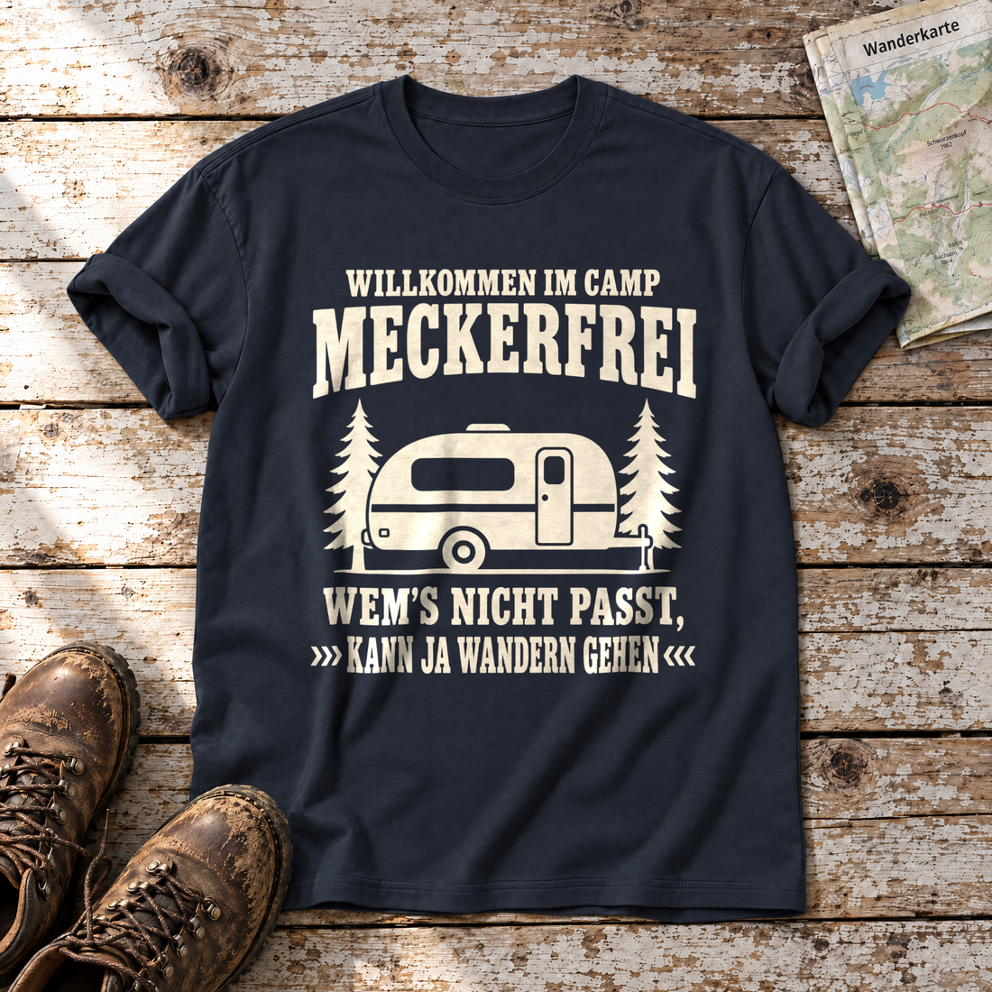 Kann ja wandern gehen – T-Shirt Unisex in Navy, flach liegend auf alten Holzbrettern mit Wanderschuhen und Wanderkarte.
