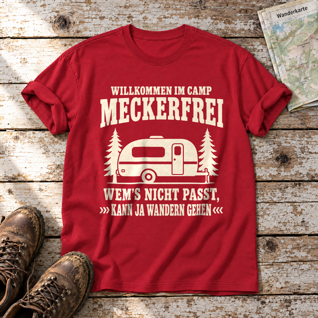 Kann ja wandern gehen – T-Shirt Unisex in Rot, flach liegend auf alten Holzbrettern mit Wanderschuhen und Wanderkarte.