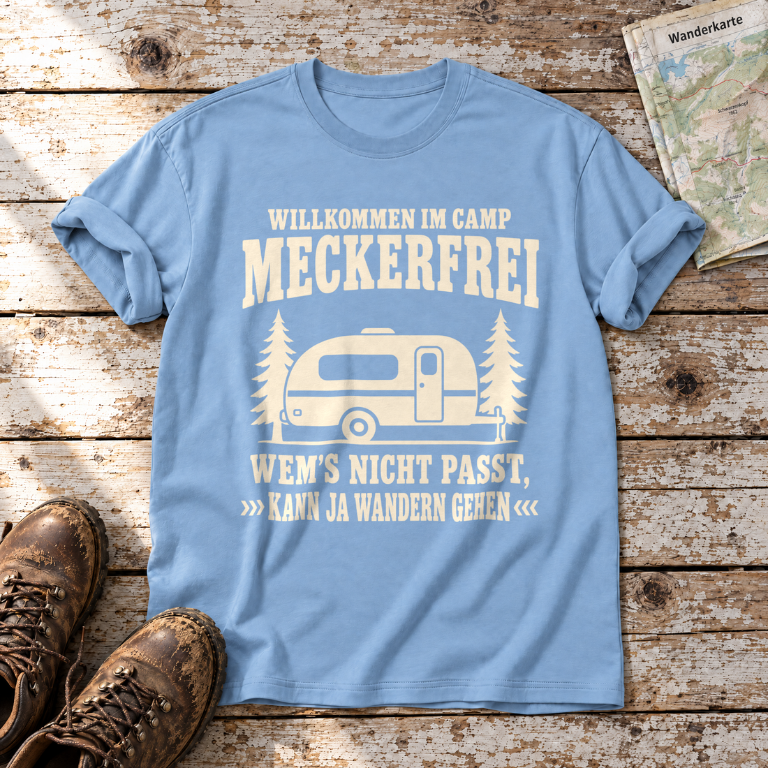 Kann ja wandern gehen – T-Shirt Unisex in Himmelblau, flach liegend auf alten Holzbrettern mit Wanderschuhen und Wanderkarte.