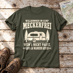 Kann ja wandern gehen – T-Shirt Unisex in Oliv, flach liegend auf alten Holzbrettern mit Wanderschuhen und Wanderkarte.