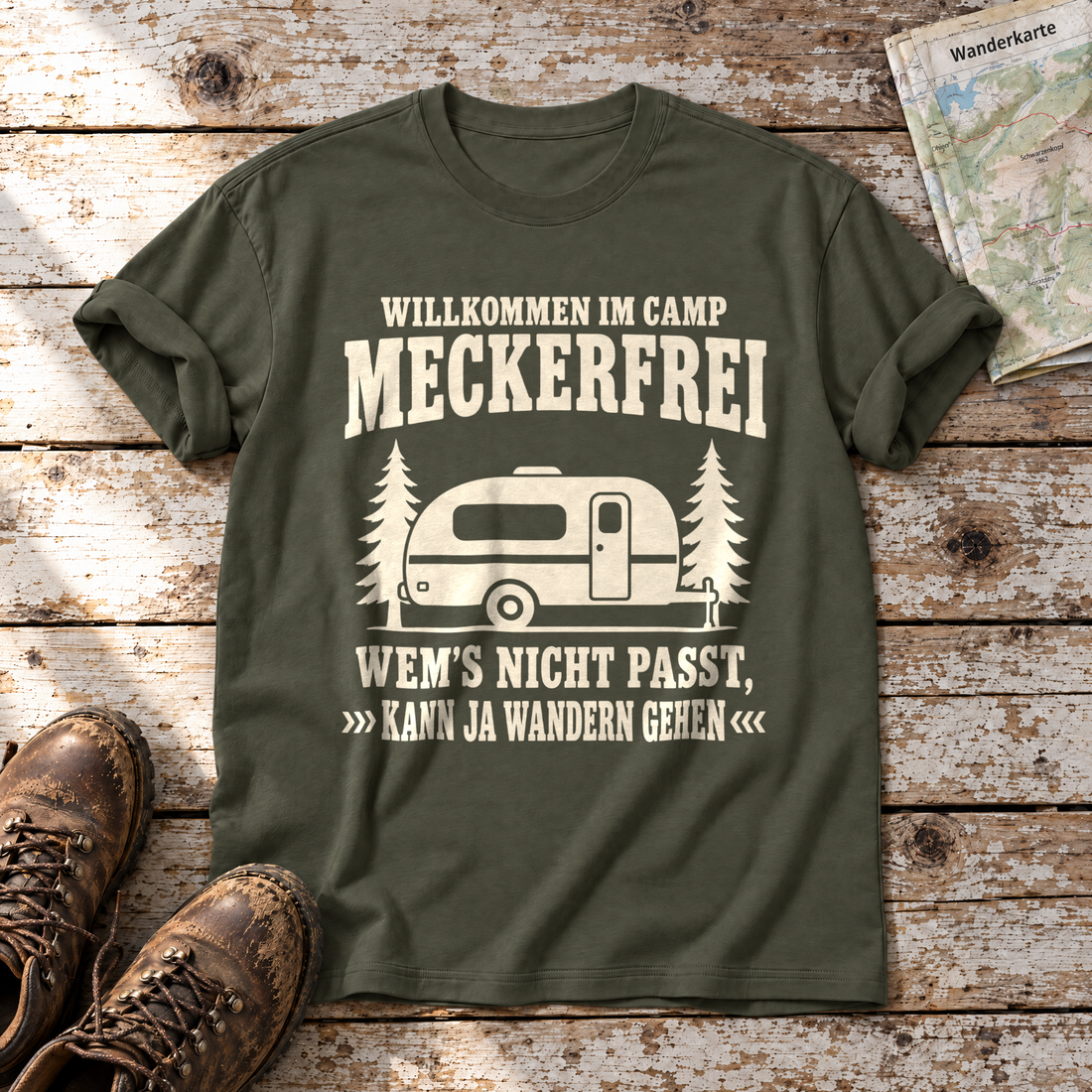 Kann ja wandern gehen – T-Shirt Unisex in Oliv, flach liegend auf alten Holzbrettern mit Wanderschuhen und Wanderkarte.