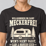 Nahaufnahme des Drucks: Kann ja wandern gehen – T-Shirt Unisex in Schwarz, von einer Frau getragen