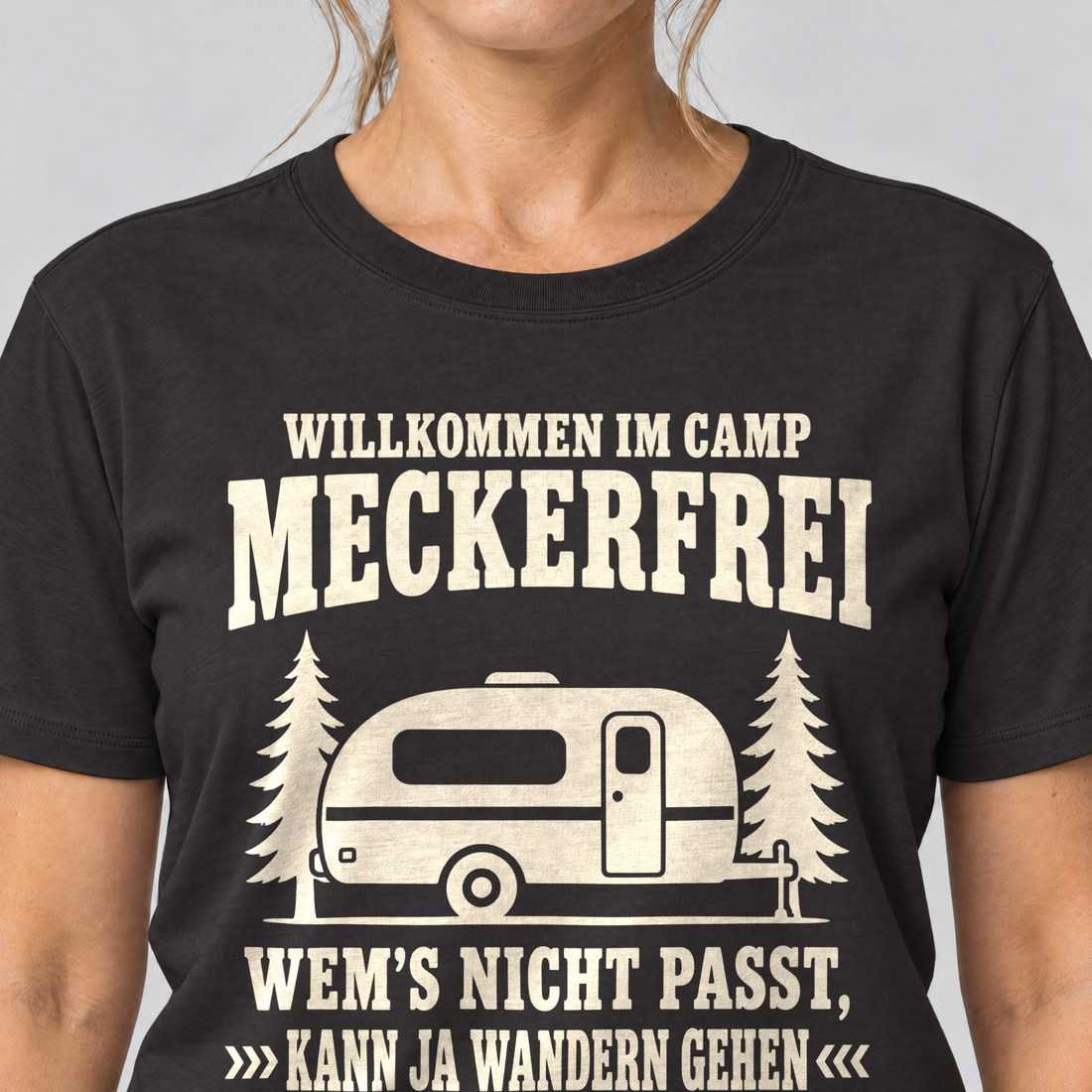 Nahaufnahme des Drucks: Kann ja wandern gehen – T-Shirt Unisex in Schwarz, von einer Frau getragen