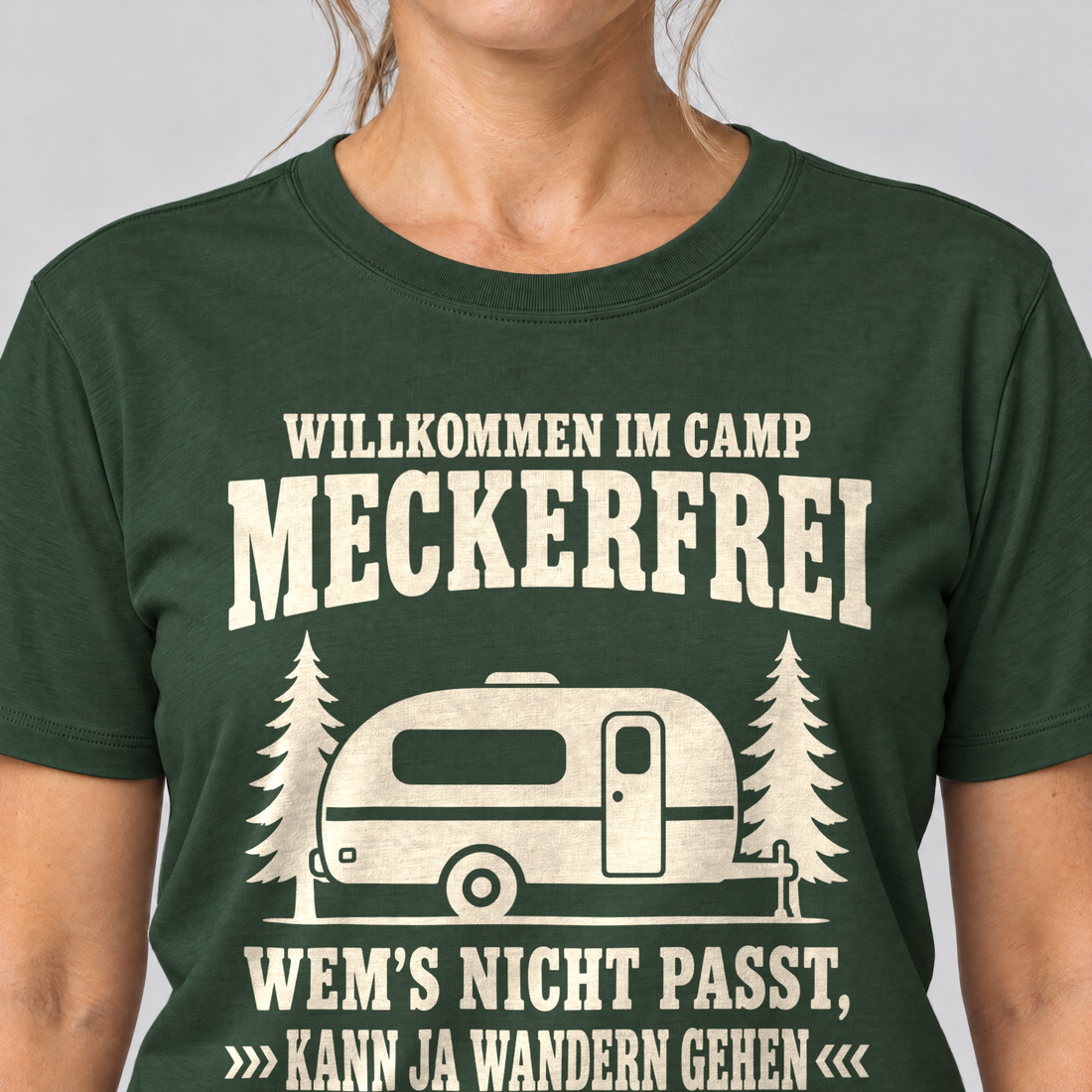 Nahaufnahme des Drucks: Kann ja wandern gehen – T-Shirt Unisex in Flaschengrün, von einer Frau getragen