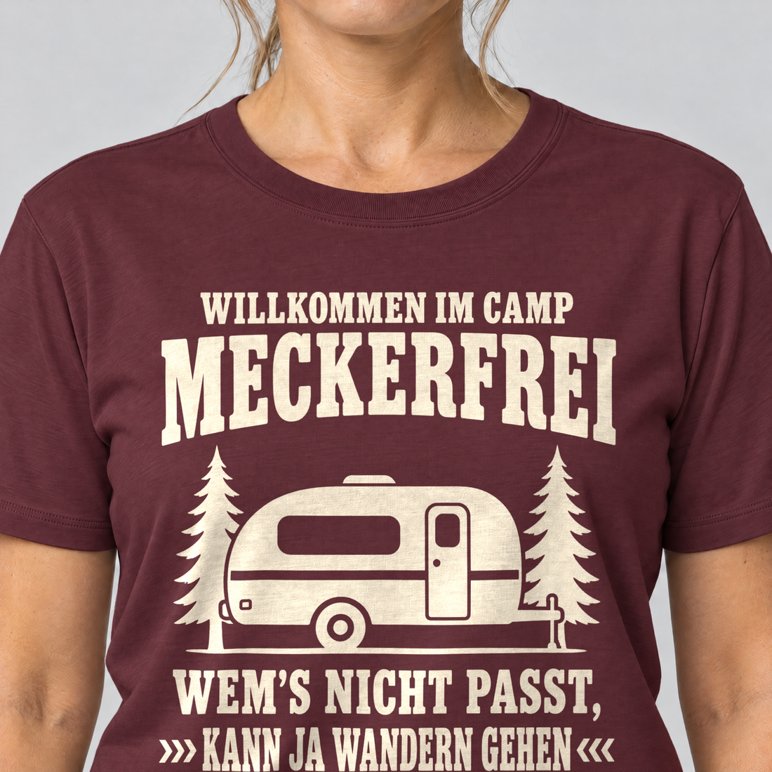 Nahaufnahme des Drucks: Kann ja wandern gehen – T-Shirt Unisex in Bordeaux, von einer Frau getragen