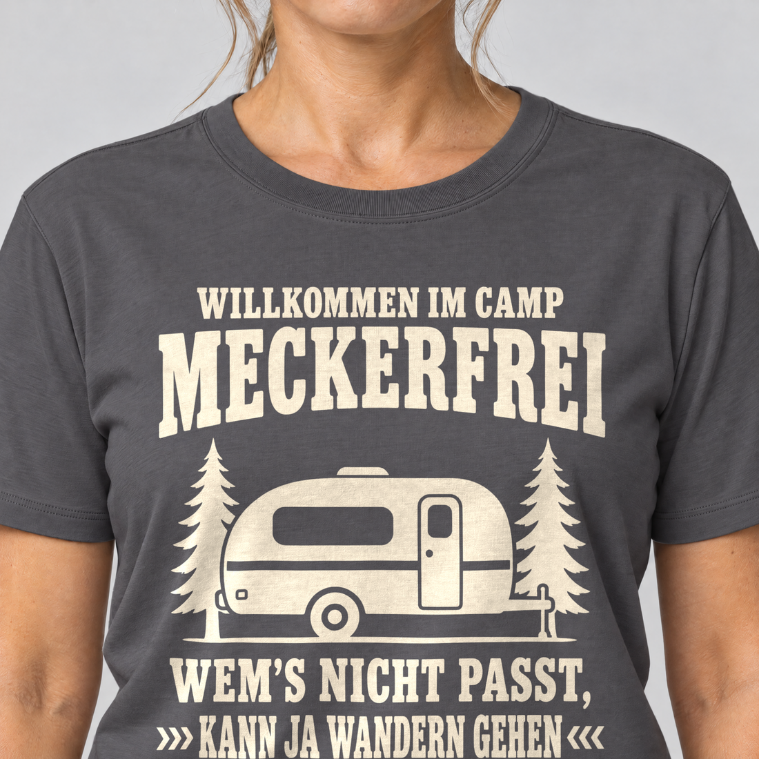 Nahaufnahme des Drucks: Kann ja wandern gehen – T-Shirt Unisex in Dunkelgrau, von einer Frau getragen