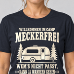 Nahaufnahme des Drucks: Kann ja wandern gehen – T-Shirt Unisex in Navy, von einer Frau getragen