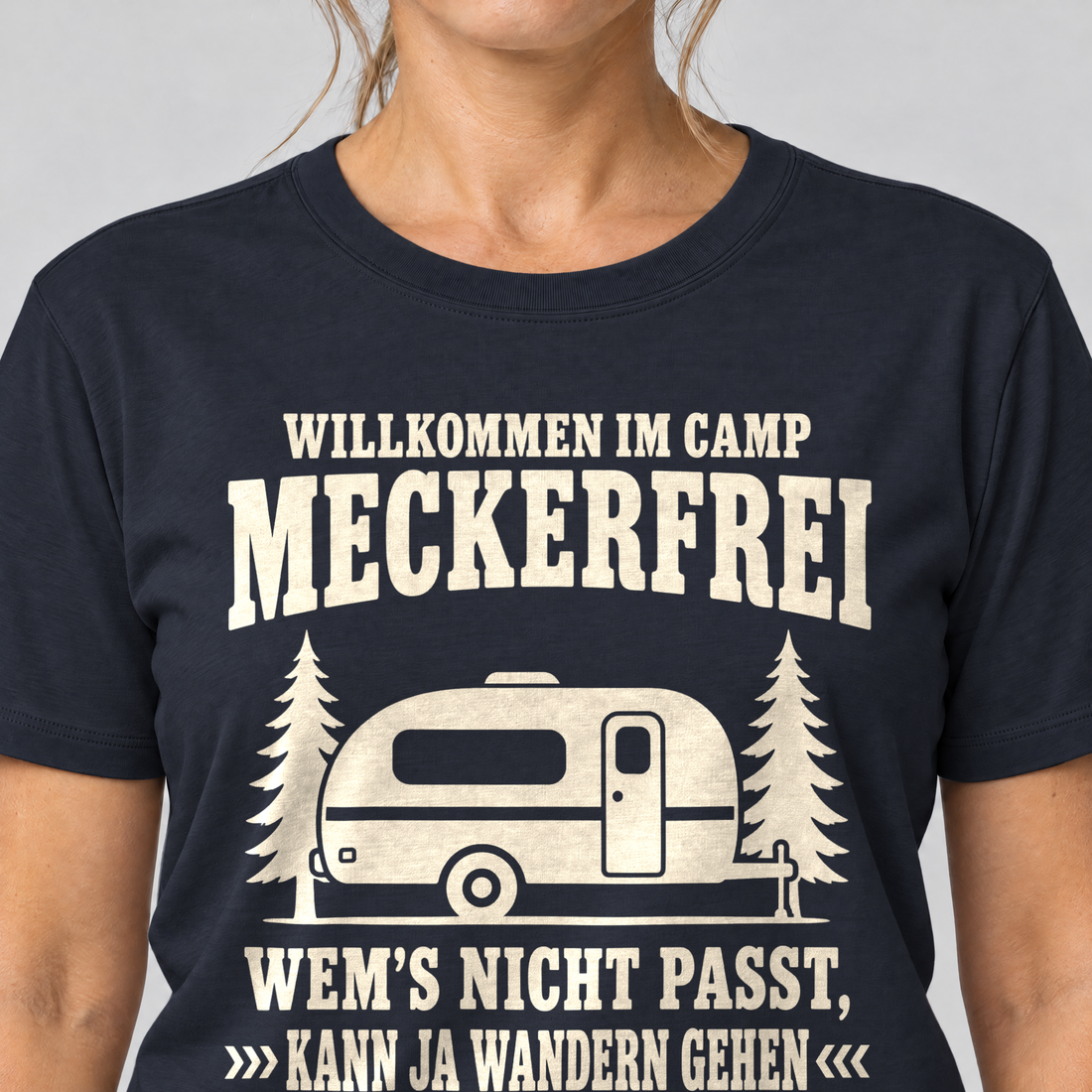 Nahaufnahme des Drucks: Kann ja wandern gehen – T-Shirt Unisex in Navy, von einer Frau getragen