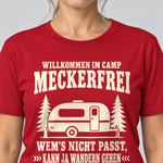 Nahaufnahme des Drucks: Kann ja wandern gehen – T-Shirt Unisex in Rot, von einer Frau getragen