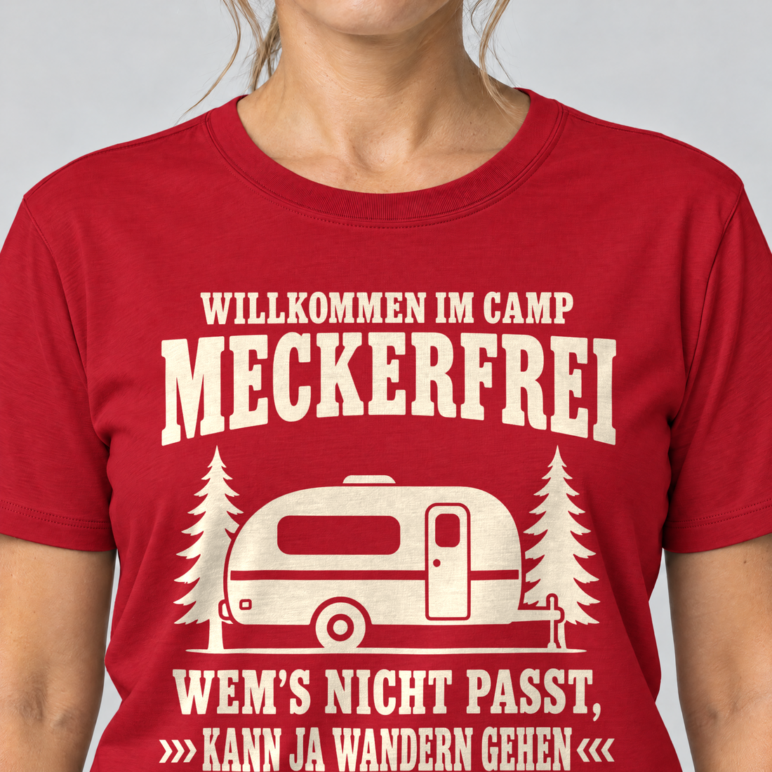 Nahaufnahme des Drucks: Kann ja wandern gehen – T-Shirt Unisex in Rot, von einer Frau getragen