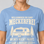 Nahaufnahme des Drucks: Kann ja wandern gehen – T-Shirt Unisex in Himmelblau, von einer Frau getragen