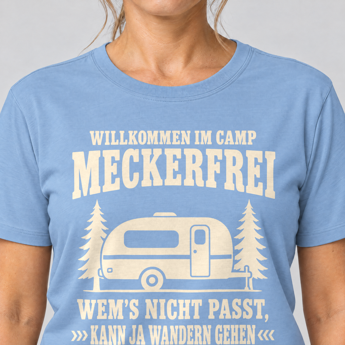 Nahaufnahme des Drucks: Kann ja wandern gehen – T-Shirt Unisex in Himmelblau, von einer Frau getragen